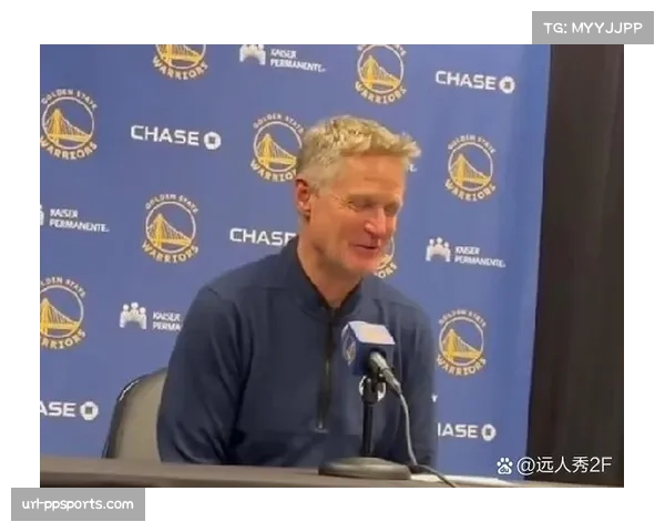 场边花絮:勇士教练科尔在半场时向球员展示平板电脑,重点分析首节失误转化。 场边花絮:勇士教练科尔在半场时向球员展示平板电脑,重点分析首节失误转化。